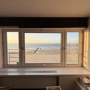Compleet Met Frontaal Zeezicht , Oostende België